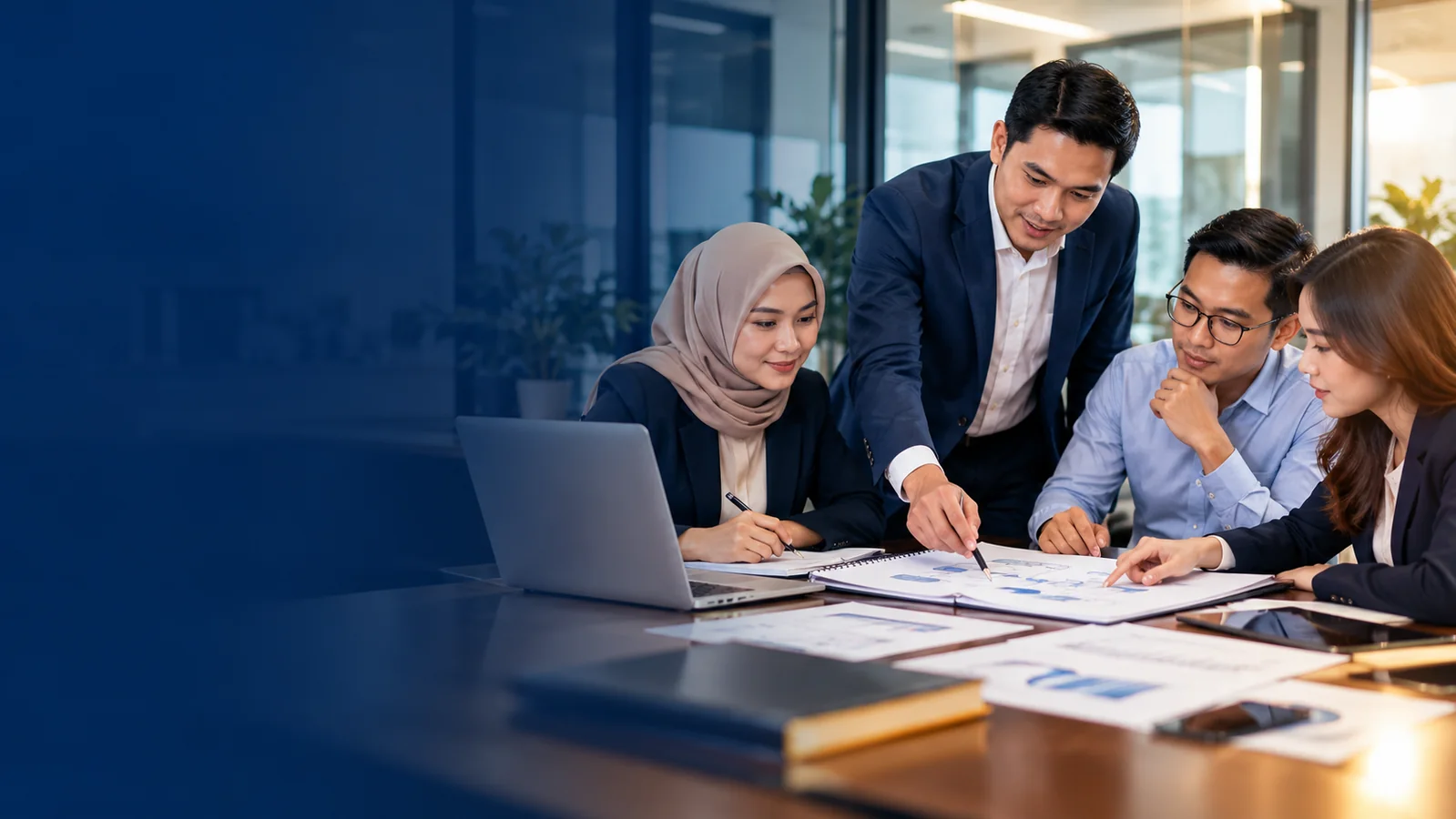 Tim profesional berdiskusi mengenai dokumen dan penerapan sistem manajemen ISO di perusahaan